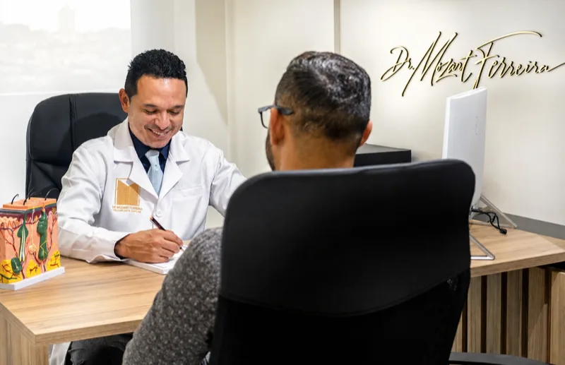 Dr. Mozart em consulta com um paciente