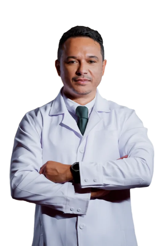 Dr. Mozart Ferreira de jaleco, com os braços cruzados