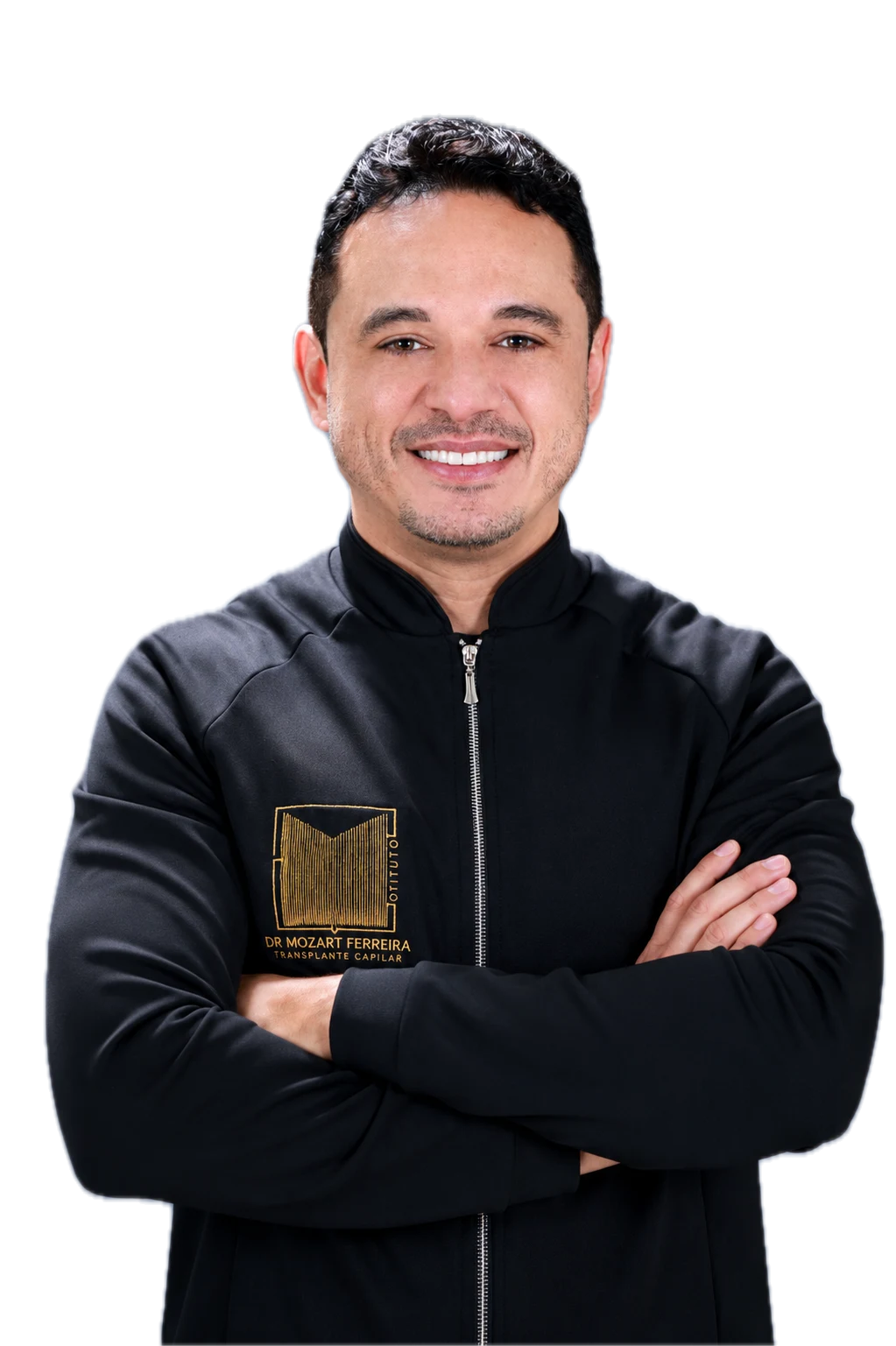 Dr. Mozart Ferreira sorrindo, de braços cruzados e jaqueta preta